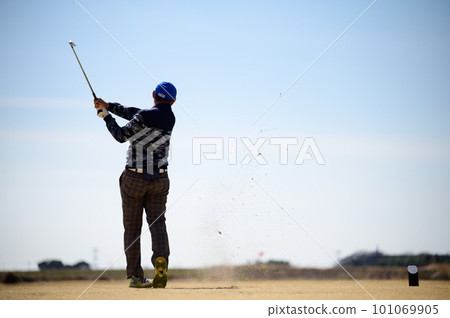 Men who play golf 101069905