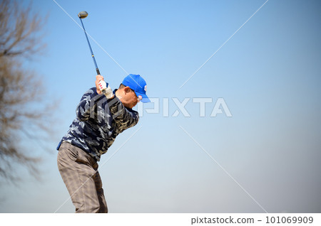 Men who play golf 101069909