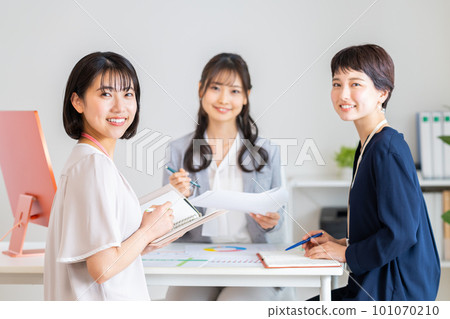 Businesswomen having a meeting Businesswomen having a meeting 101070210