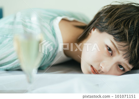 一個不喜歡喝酒的年輕女人 101071151