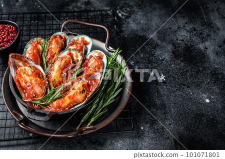 Steamed green mussels with marinara sauce. Black background. Top view. Copy space Steamed green mussels with marinara sauce. Black background. Top view. Copy space 101071801