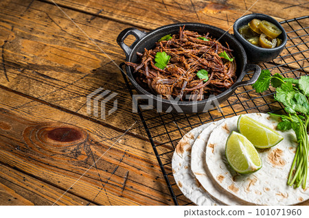 Cooking of mexican pork carnitas taco. Wooden background. Top view. Copy space 101071960