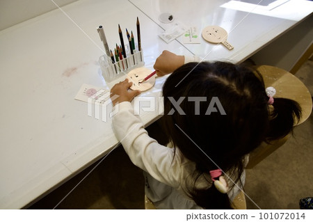 Toddler writing on the mirror ema of Kawai Shrine in the precincts of Shimogamo Shrine Toddler writing on the mirror ema of Kawai Shrine in the precincts of Shimogamo Shrine 101072014
