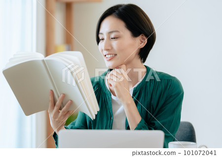 woman reading 101072041