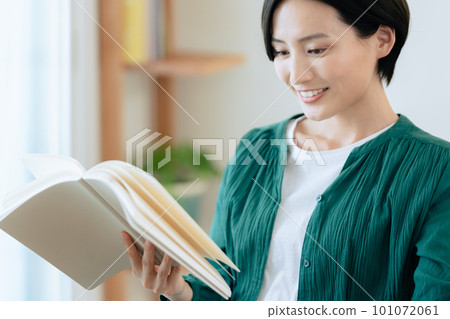 看書的女人 101072061