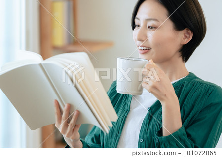 woman reading 101072065
