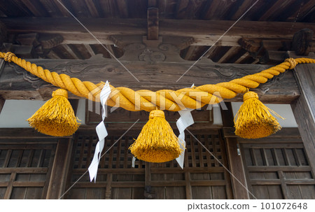 Shimenawa rope and zigzag paper decorations (in Japanese Shimenawa rope and zigzag paper decorations (in Japanese 101072648