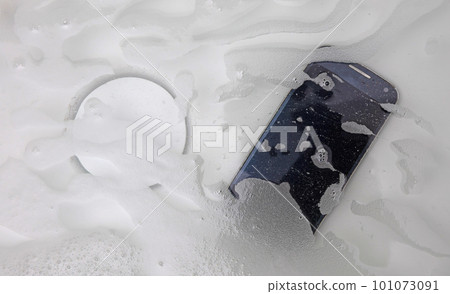 Smartphone is lying in the water - Fallen in the bathtub Smartphone is lying in the water - Fallen in the bathtub 101073091