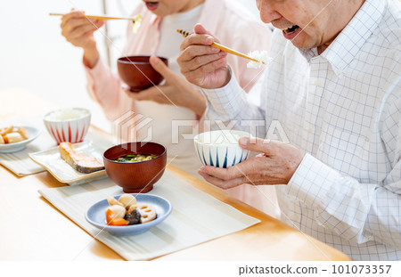 高級夫婦在餐廳吃飯 101073357