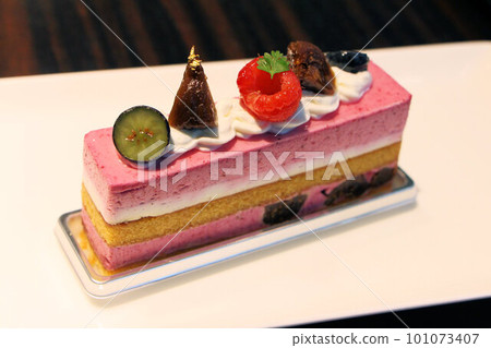 Beautiful and delicious sweet and sour cake with raspberries, blueberries, dried figs and cassis smooth Beautiful and delicious sweet and sour cake with raspberries, blueberries, dried figs and cassis smooth 101073407