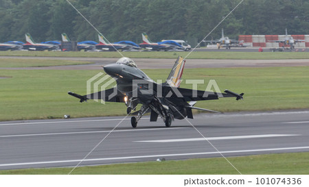比利時空軍 F-16 展示隊降落 比利時空軍 F-16 展示隊降落 101074336