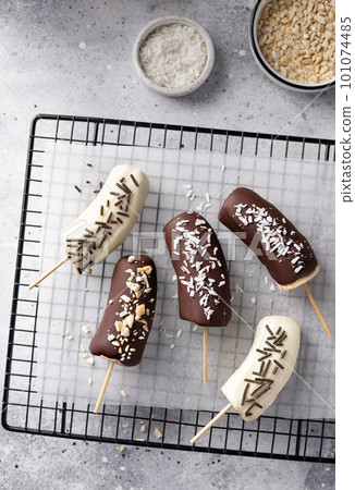 Frozen bananas with different toppings 101074485