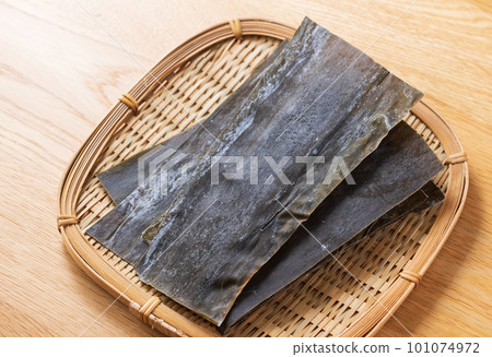 Rausu kelp in a colander 101074972