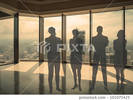 黃昏時分，四位男女在辦公樓裡思考的剪影 101075425