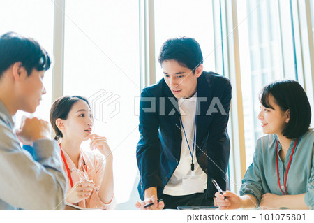 Young business people having a meeting 101075801
