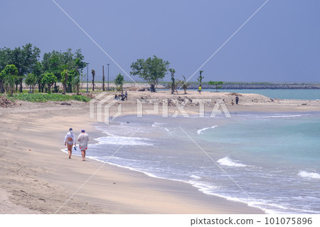 2023 年在巴厘島庫塔海灘（Kuta Beach Bali）沙灘上行走的遊客 101075896