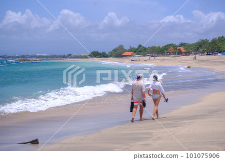 2023年在巴厘島庫塔海灘（Kuta Beach Bali）上行走的遊客 101075906