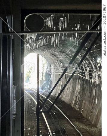 從筑波山纜車內看到的隧道景色 從筑波山纜車內看到的隧道景色 101075967