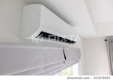 Air conditioner on white wall room interior background 101076085