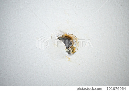 cracked concrete on white wall texture background 101076964