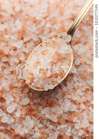 Himalayan pink salt 101077149