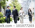 行走在城市中的商務團隊 101077203