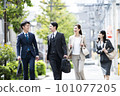 行走在城市中的商務團隊 101077205
