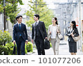 行走在城市中的商務團隊 101077206