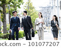 行走在城市中的商務團隊 101077207