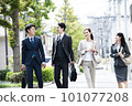 行走在城市中的商務團隊 101077208