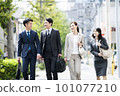 行走在城市中的商務團隊 101077210