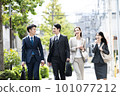 行走在城市中的商務團隊 101077212