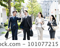 行走在城市中的商務團隊 101077215