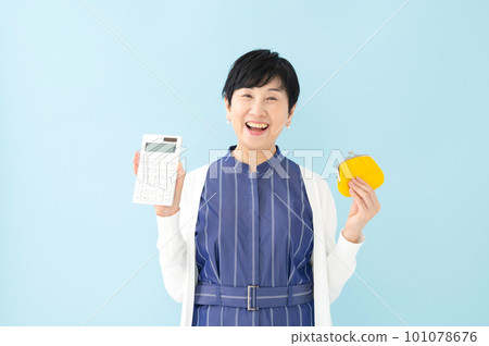 A woman with a wallet and a calculator Smile 101078676