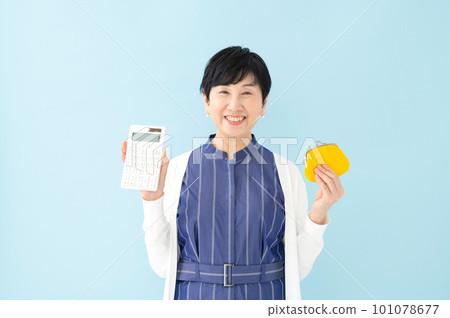 A woman with a wallet and a calculator Smile 101078677
