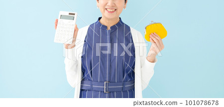 A woman with a wallet and a calculator Smile 101078678