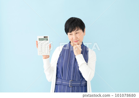 一個有計算器的女人擔心 101078680