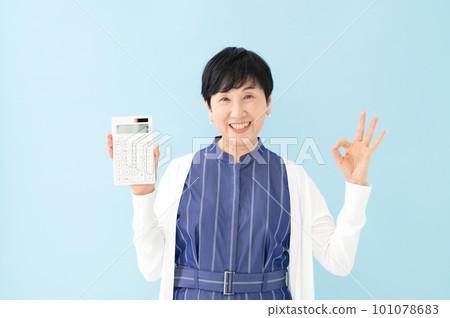 A woman with a calculator OK 101078683