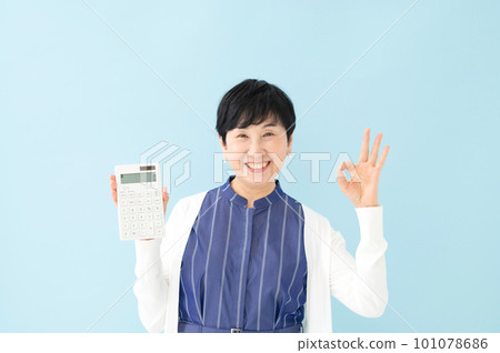 A woman with a calculator OK 101078686