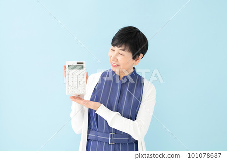 A woman with a computer 101078687