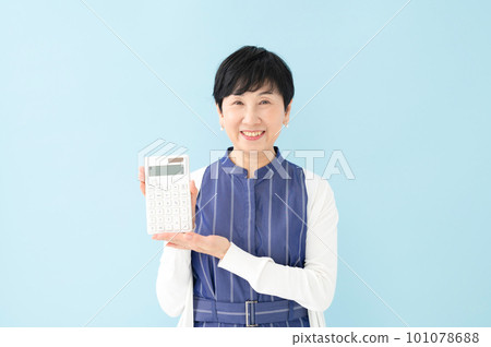 A woman with a computer 101078688