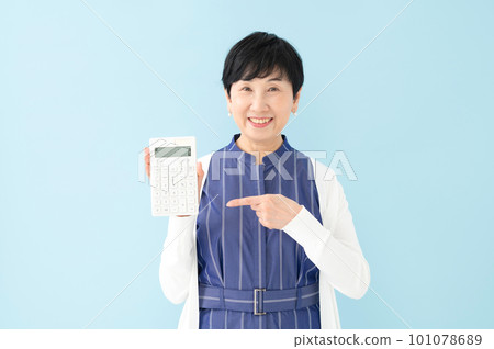 一個女人用一台電腦 101078689