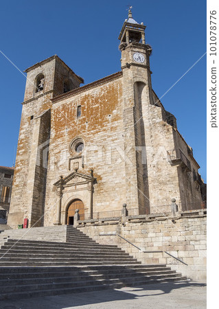 Trujillo main square. Church of San Martin Tours and statue of Francisco Pisarro, Trujillo, Caceres, Spain 101078776