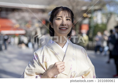 A young woman wearing a kimono and sightseeing A young woman wearing a kimono and sightseeing 101080061