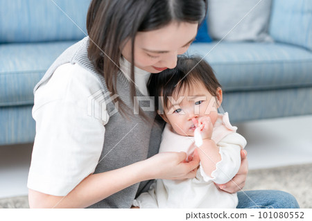 嬰兒吃嬰兒食品 101080552