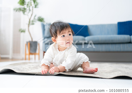 baby playing on carpet baby playing on carpet 101080555