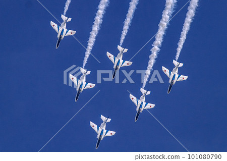 Blue Impulse descending in a somersault Blue Impulse descending in a somersault 101080790