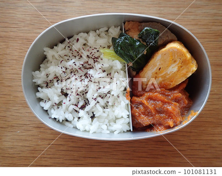 Meatball and omelet bento box 101081131