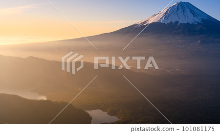 (Yamanashi Prefecture) Mt. Fuji seen from Mt. Odake, sunrise 101081175