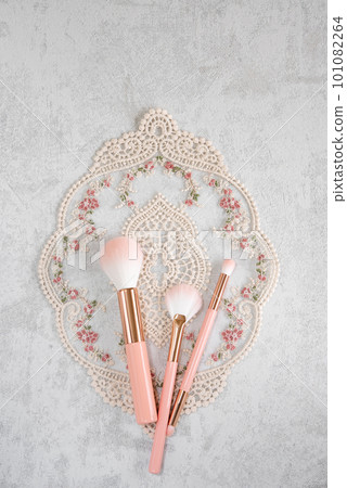 Cute pink makeup brush and flower lace motif Cute pink makeup brush and flower lace motif 101082264